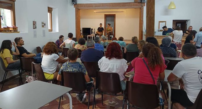 Reunión de la estudiante de la ULE  Melani Blanco con vecinos de Canseco (León).