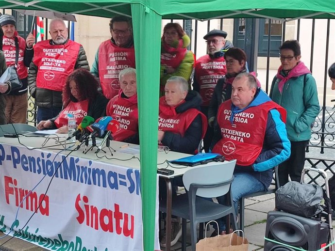 Archivo - Pensionistas vascos recogen 95.000 firmas de apoyo a la ILP para complementar pensiones mínimas y equipararlas con SMI