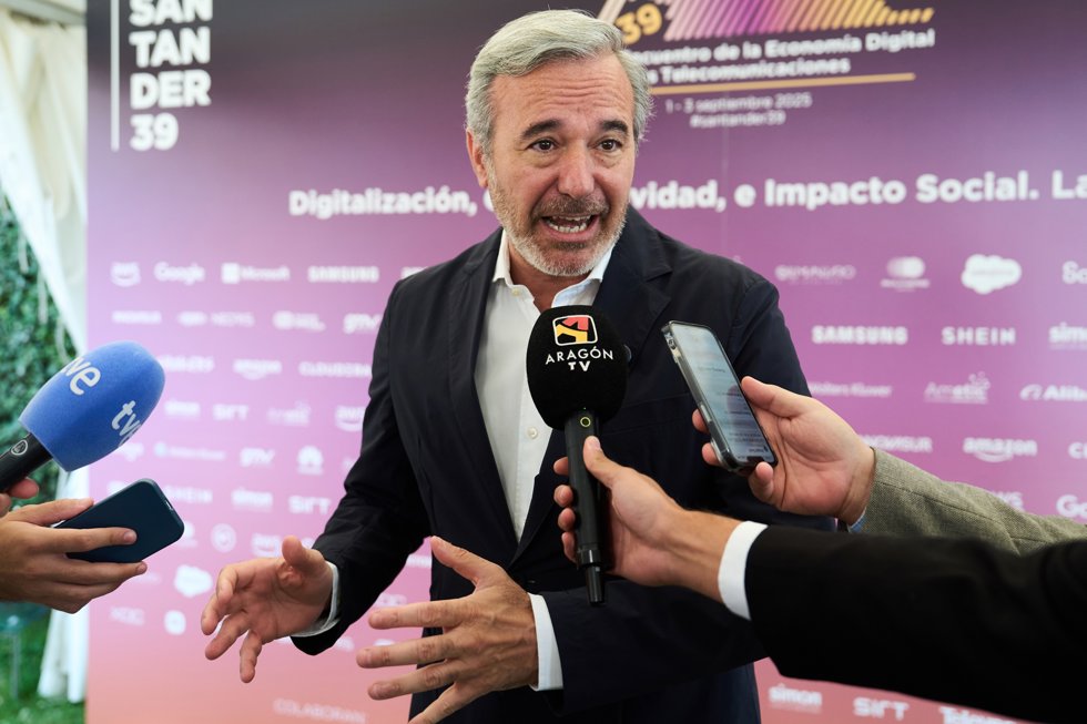 El presidente de Aragón, Jorge Azcón, ofrece declaraciones a los medios antes de participar en el seminario de AMETIC de Santander, en la Universidad Internacional Menéndez Pelayo (UIMP), 2 de septiembre de 2025, en Santander, Cantabria (España).