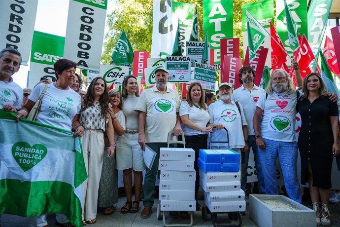 La Coordinadora Andaluza de Mareas Blancas con las firmas para hacer la entrega. A 2 de septiembre de 2025. Sevilla, Andalucía (España). 