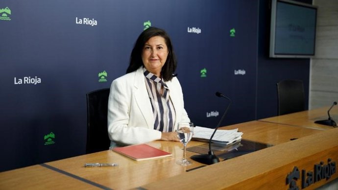 La directora general de Empleo, Cristina Salinas, informa de los datos relativos al mercado de trabajo durante el mes de agosto en La Rioja
