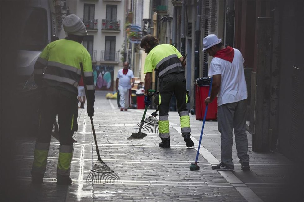 Archivo - (Foto de ARCHIVO) Trabajadores limpian las calles