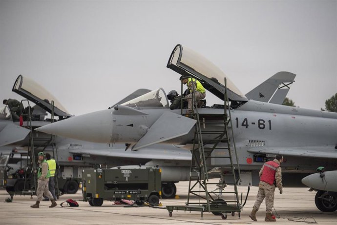Archivo - Soldados del ejército español durante el  acto de despedida de los seis Eurofighter del Ala 14 rumbo a la base aérea de Mihail Kogalniceanu de Constanza (Rumanía)