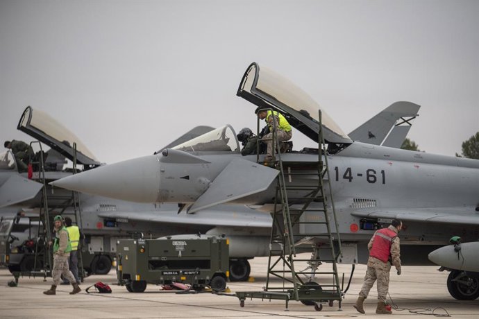 Archivo - Soldados del ejército español durante el  acto de despedida de los seis Eurofighter del Ala 14 rumbo a la base aérea de Mihail Kogalniceanu de Constanza (Rumanía), en la puerta principal de la Base Aérea de Albacete, a 28 de noviembre de 2024, e