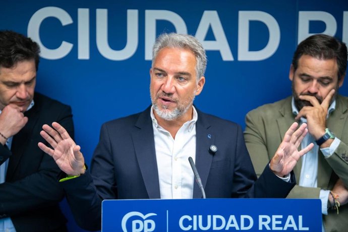 El presidente del Partido Popular de Castilla-La Mancha, Paco Núñez (d), junto al vicesecretario nacional del PP, Elías Bendodo (c); y el presidente de la Diputación Provincial de Ciudad Real y del PP-CR, Miguel Ángel Valverde (i), atienden a los medios d