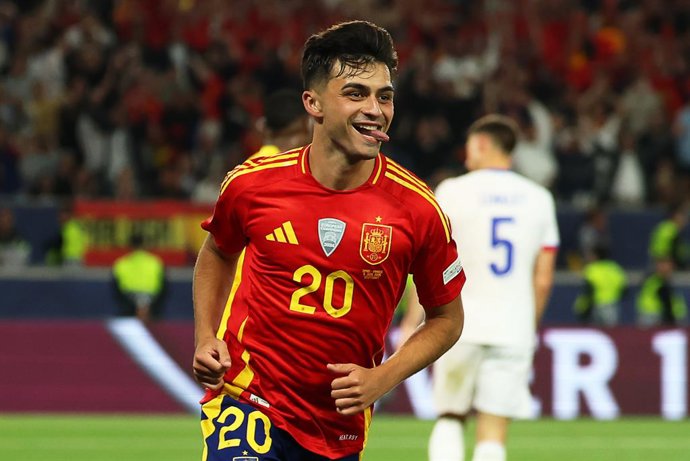 Archivo - 05 June 2025, Baden-Wuerttemberg, Stuttgart: Spain's Pedri celebrates scoring his side's fourth goal during the UEFA Nations League semi-final soccer match between Spain and France at Stuttgart Arena. Photo: Christian Charisius/dpa