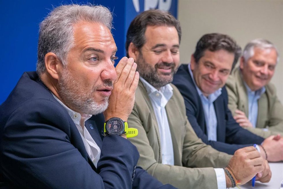 El presidente del Partido Popular de Castilla-La Mancha, Paco Núñez (2i), junto al vicesecretario nacional del PP, Elías Bendodo (i); el alcalde de Ciudad Real, Francisco Cañizares (d), y el presidente de la Diputación Provincial de Ciudad Real y del PP
