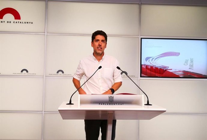 El portavoz de los Comuns en el Parlament, David Cid, en rueda de prensa.