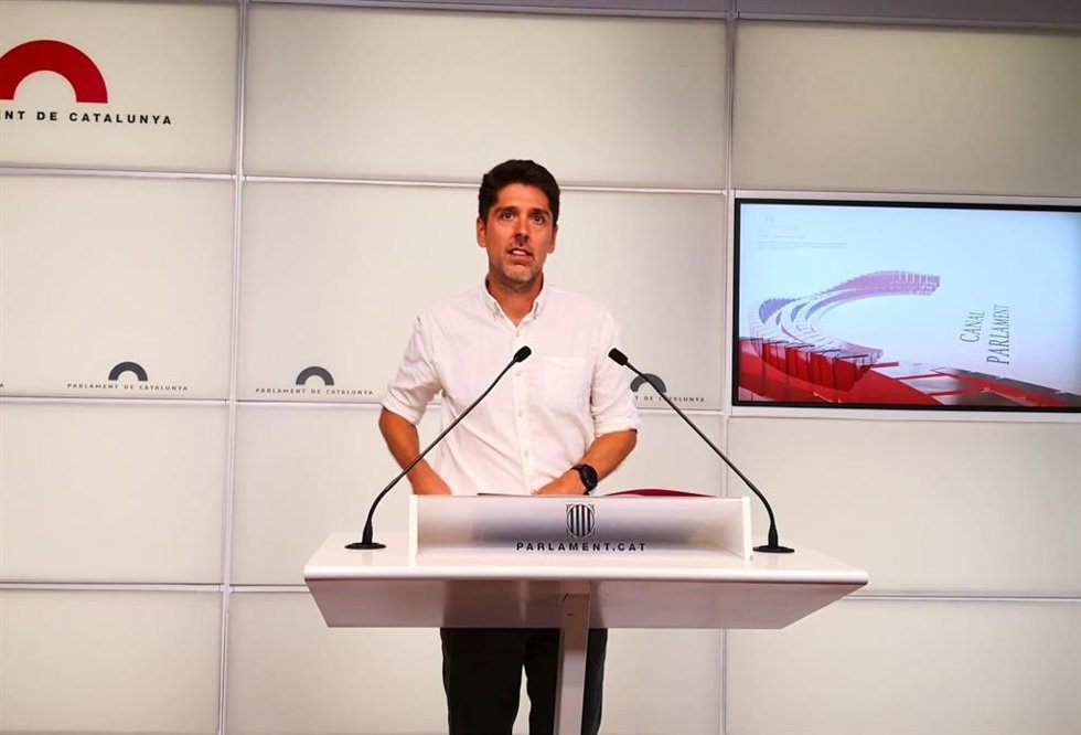 El portavoz de los Comuns en el Parlament, David Cid, en rueda de prensa.