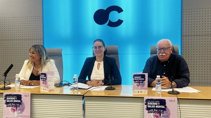 La presidenta de la Gerencia de Servicios Sociales del Ayuntamiento de Burgos, Mila del Campo; la representante de Fundación Círculo; y el médico Juan Francisco Lorenzo, en la presentación de las jornadas.