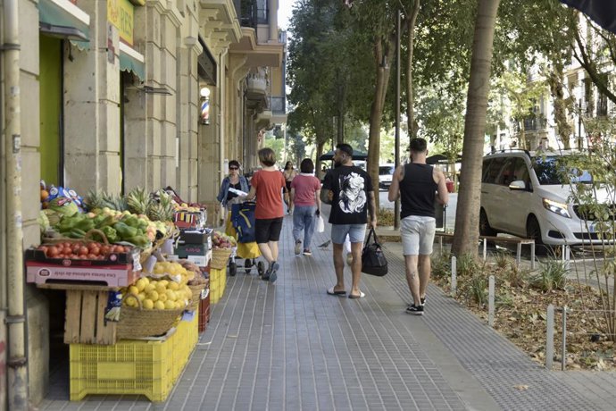 Archivo - Arxivo - Diverses persones caminen al llarg del carrer Consell de Cent