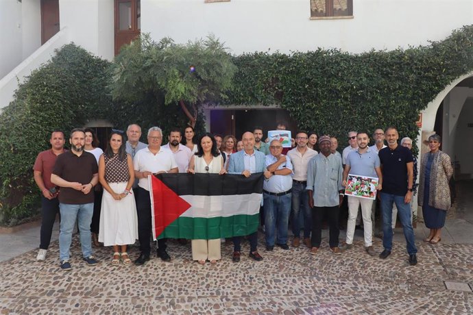 Rafi Crespín, Antonio Hurtado, concejales, diputados provinciales, miembros de Juventudes Socialistas y representantes del Instituto Halal posan con la bandera palestina.