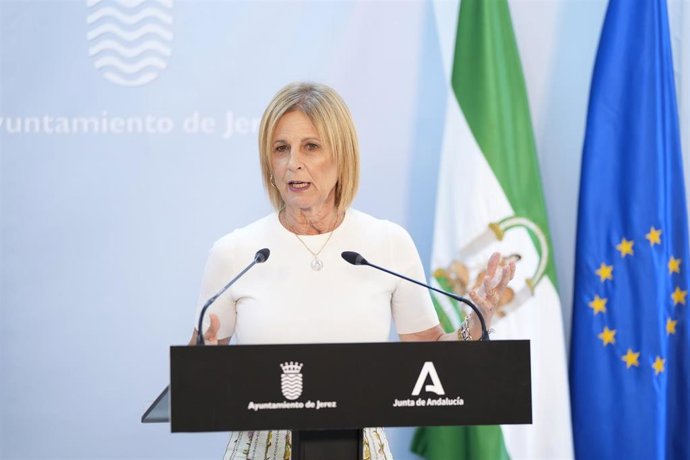 La alcaldesa de Jerez de la Frontera,  María José García-Pelayo, atiende a los medios de comunicación tras mantener una reunión con el consejero de la Presidencia, Interior, Diálogo Social y Simplificación Administrativa, Antonio Sanz, en el Ayuntamiento.