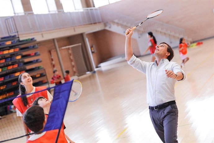 El alcalde, José Luis Martínez-Almeida, en el centro deportivo municipal de Orcasitas