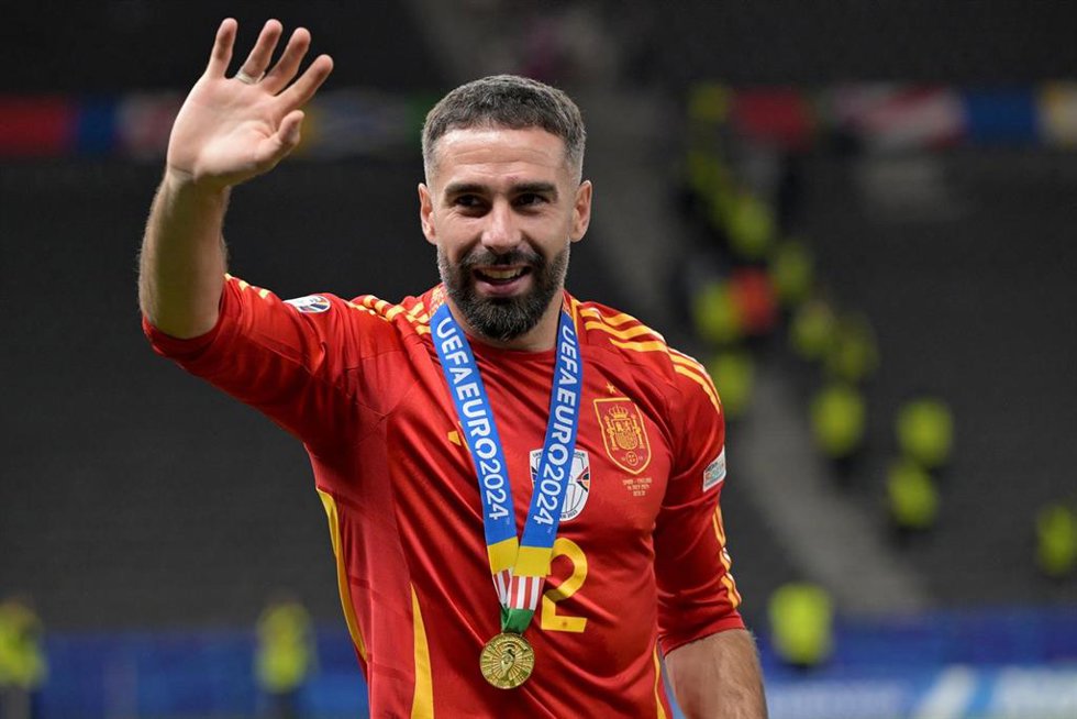 Archivo - El lateral español Dani Carvajal celebra la conquista de la Eurocopa 2024 con España.