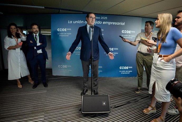 Archivo - El presidente de CEOE, Antonio Garamendi, ofrece declaraciones tras la Asamblea General 2025 de la CEOE, a 16 de julio de 2025, en Madrid (España).
