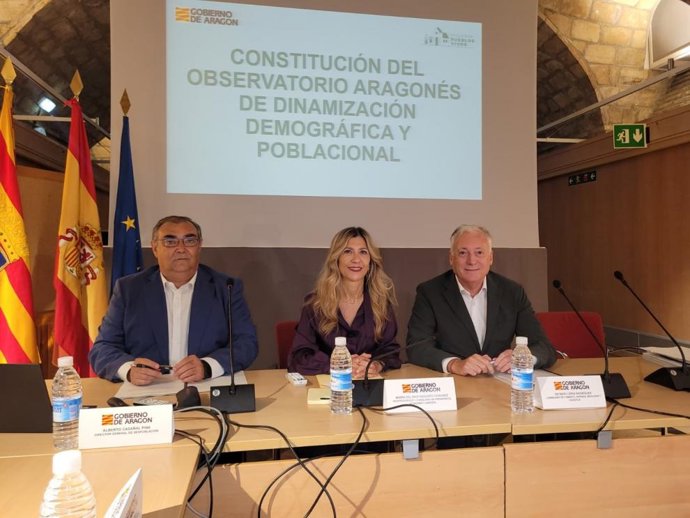 A vicepresidenta Mar Vaquera y el consejero Octavio López presiden el Observatorio de lucha contra la despoblación. Junto a ellos, el director general de Despoblación, Alberto Casañal
