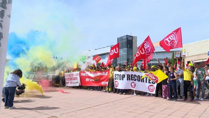 Concentración de sindicatos ante la Consejería de Desarrollo Sostenible para denunciar las condiciones laborales de bomberos forestales.