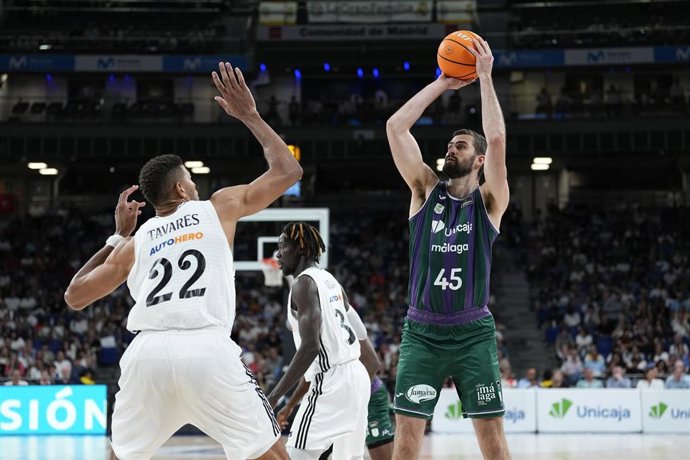 Archivo - El pívot del Unicaja David Kravish frente al jugador del Real Madrid Walter Tavares.  