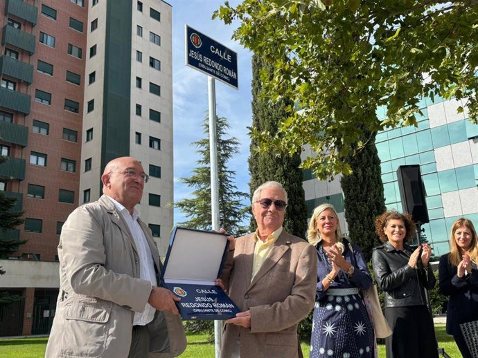El alcalde de Valladolid, Jesús Julio Carnero, y el artista vallisoletano Jesús Redondo Román.