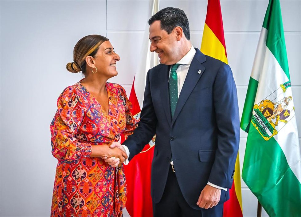 La presidenta de Cantabria, María José Sáenz de Buruaga, recibe al presidente de la Junta de Andalucía, Juanma Moreno, en el Gobierno de Cantabria, a 2 de septiembre de 2025, en Santander, Cantabria (España). María José Sáenz de Buruaga, recibe hoy a Ju