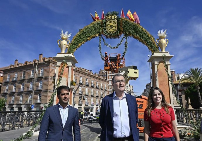 El alcalde, José Ballesta, la vicealcaldesa, Rebeca Pérez, y el concejal de Cultura e Identidad, Diego Avilés, visitan el Puente de los Peligros