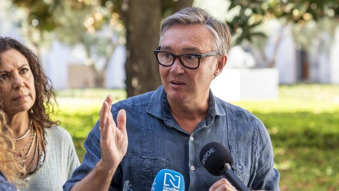 El portavoz de Vox en el Parlamento andaluz, Manuel Gavira, en una atención a los medios de comunicación.