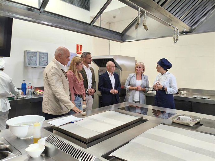 Visita de la consejera de Industria, Comercio y Empleo, Leticia García, a un curso impartido en la Escuela Internacional de Cocina de Valladolid.