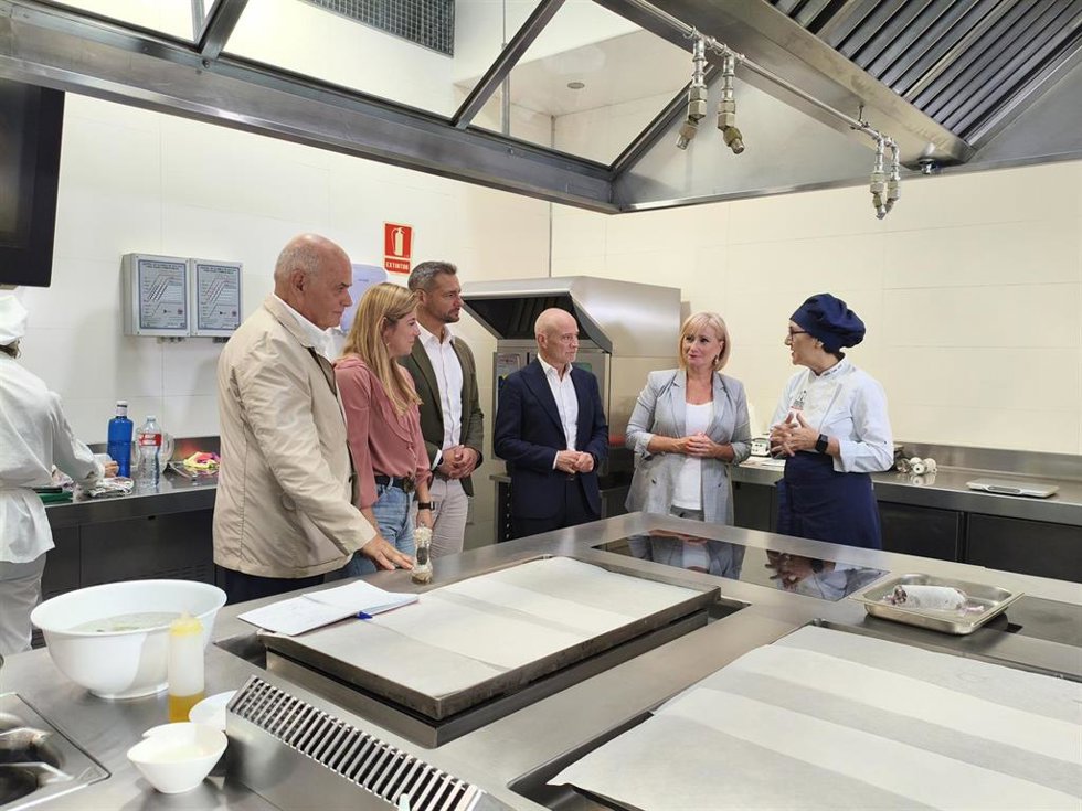 Visita de la consejera de Industria, Comercio y Empleo, Leticia García, a un curso impartido en la Escuela Internacional de Cocina de Valladolid.