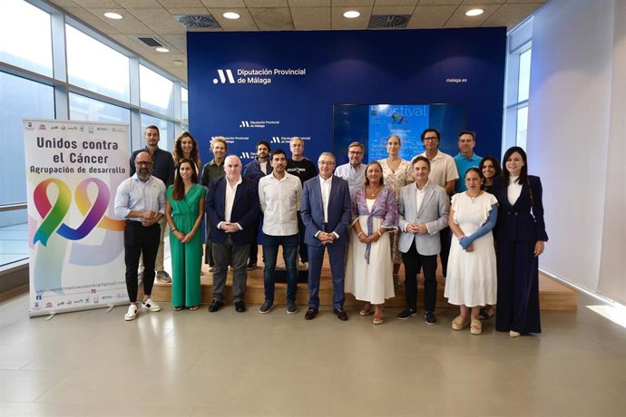 El presidente de la Diputación, Francisco Salado, junto al concejal de Derechos Sociales de Málaga, Francisco Cantos, y Lucas Rodríguez y Belén Gaspar, portavoces de la Agrupación Unidos contra el Cáncer, entre otros, en la presentación del evento.