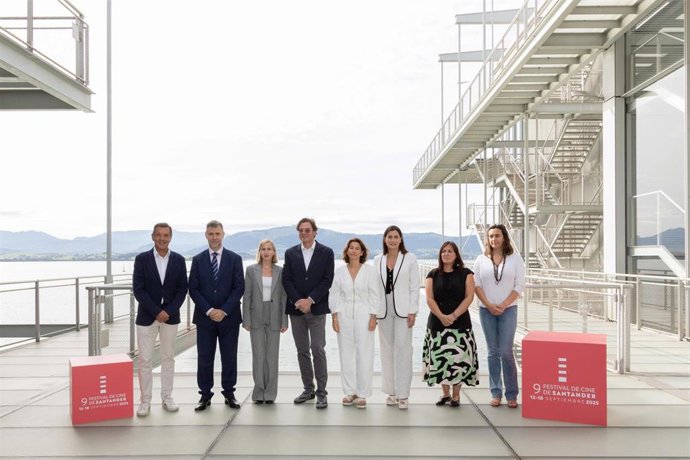 El consejero de Cultura, Turismo y Deporte, Luis Martínez Abad, presenta en rueda de prensa, el Festival de Cine de Santander.