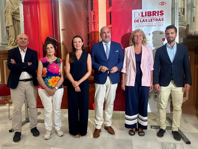 La Consejera Carmen Conesa, Con El Resto De Autoridades Y Miembros De La Organización En La Presentación De 'Exlibris Murcia' 2025