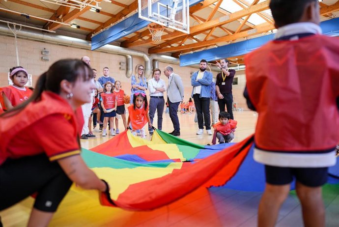 El alcalde de Madrid, José Luis Martínez-Almeida, acompañado por el delegado del área social, José Fernández, y la titular de Deporte, Sonia Cea