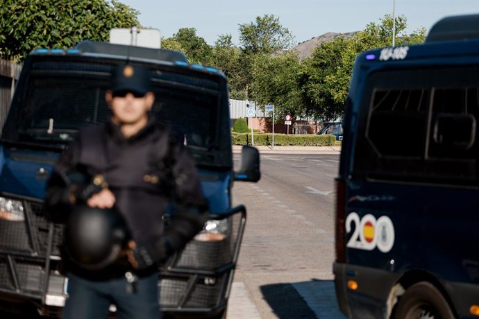 Archivo - Arquivo - A Polícia Nacional isola o Centro de Acolhimento e Encaminhamento Emergencial de Imigrantes (CAED) antes de uma possível manifestação para pedir seu fechamento em 19 de julho de 2025 em Alcalá de Henares, Madri (Espanha). A manifestaçã