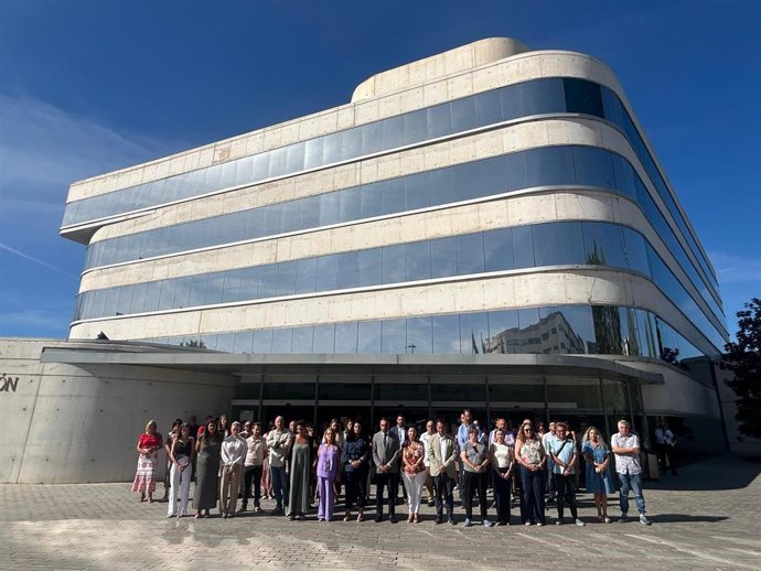 Minuto de silencio en la explanada de acceso de la Diputación de Granada tras el crimen machista de Motril