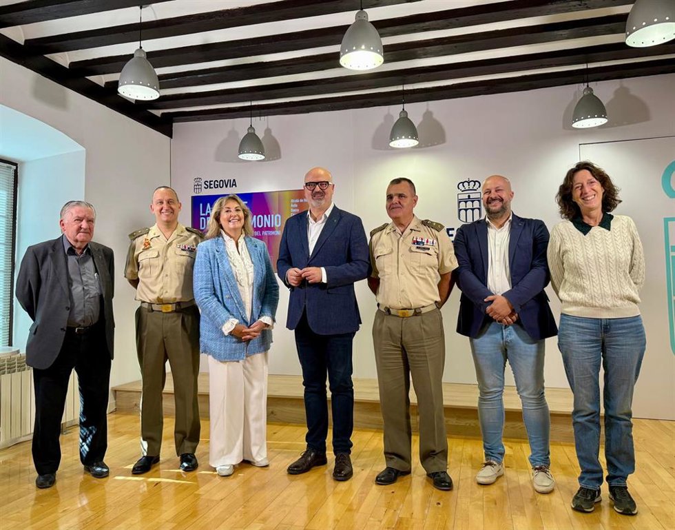 La concejal de turismo, May Escobar, y el de Cultura, Juan Carlos Monroy (centro), y el de Deportes, Jesús Garrido (2, dcha) con Representantes de instituciones participantes en la Noche del Patrimonio