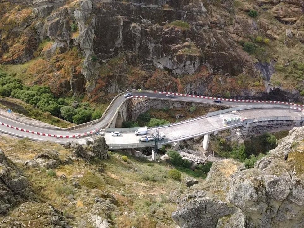 Imágenes de los trabajos realizados en el viaducto de la Cueva del Maragato de la N-502.