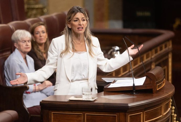 Archivo - La vicepresidenta segunda y ministra de Trabajo, Yolanda Díaz, interviene durante un pleno extraordinario, en el Congreso de los Diputados, a 9 de julio de 2025, en Madrid (España).