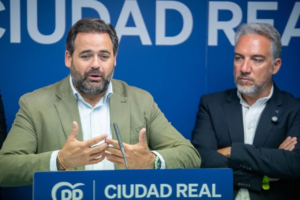El presidente del Partido Popular de Castilla-La Mancha, Paco Núñez (i), junto al vicesecretario nacional del PP, Elías Bendodo (d), atienden a los medios de comunicación tras la reunión de trabajo del Comité de Dirección PPCR y del Grupo Popular de la 