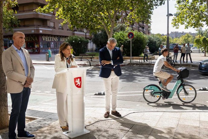 La alcaldeesa de Zaragoza, Natalia Chueca, en la inauguración del nuevo carril bici que une la plaza de Europa con Delicias a través de La Almozara