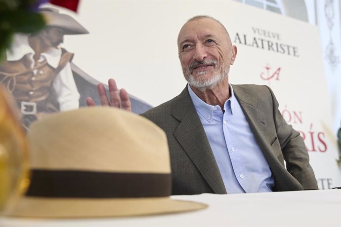 El autor Arturo Pérez-Reverte presenta en un desayuno de prensa su nueva novela 'Misión en París', en The Palace Hotel, a 2 de septiembre de 2025, en Madrid (España).  Pérez-Reverte recupera el capitán Alatriste en esta novela ambientada en París.