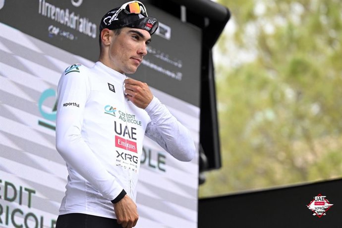 Archivo - Juan Ayuso asalta la general de la Tirreno-Adriático con su victoria en Frontignano