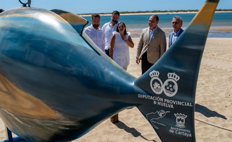 Inauguración de la escultura de la campaña 'Pescaito come plástico' en Cartaya (Huelva).
