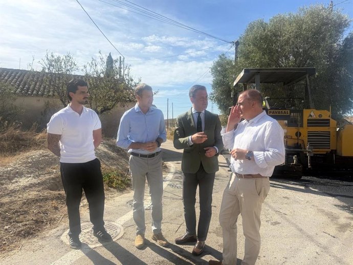 El consejero de Presidencia, Portavocía, Acción Exterior y Emergencias, Marcos Ortuño, y el concejal de Pedanías y Vertebración Territorial del Ayuntamiento de Murcia, Marco Antonio Fernández, visitan las obras