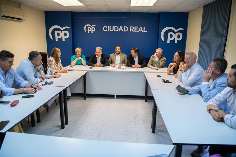 El presidente del Partido Popular de Castilla-La Mancha, Paco Núñez (c), junto al vicesecretario nacional del PP, Elías Bendodo (6i); el alcalde de Ciudad Real, Francisco Cañizares (5d), y el presidente de la Diputación Provincial de Ciudad Real y del P