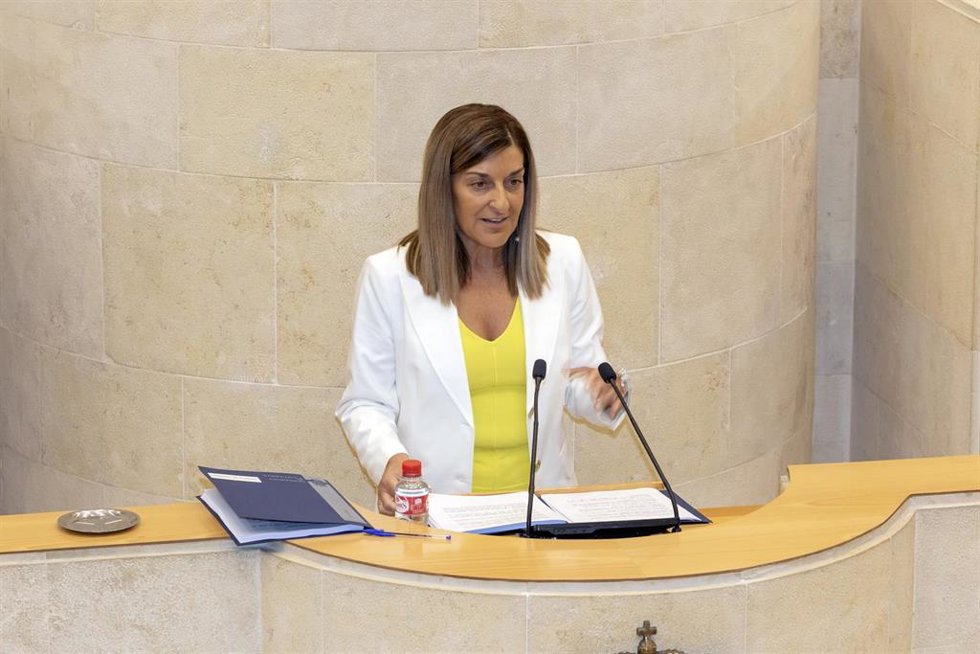 Archivo - Imagen de archivo. La presidenta de Cantabria, María José Sáenz de Buruaga, en el Parlamento de Cantabria