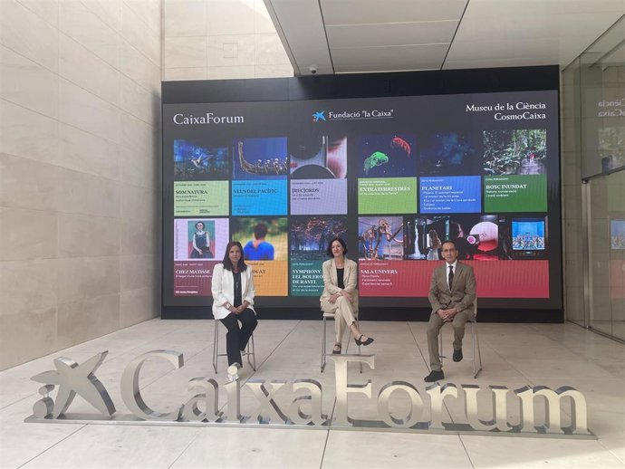 La directora de CaixaForum de Barcelona Mireia Domingo, la directora del Área de Exposiciones de Fundación La Caixa Isabel Salgado y el director de CosmoCaixa Valentí Farràs