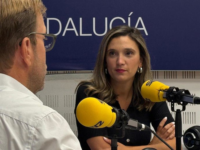 La portavoz del Grupo Socialista en el Parlamento andaluz, María Márquez, en una entrevista en la Cadena SER.
