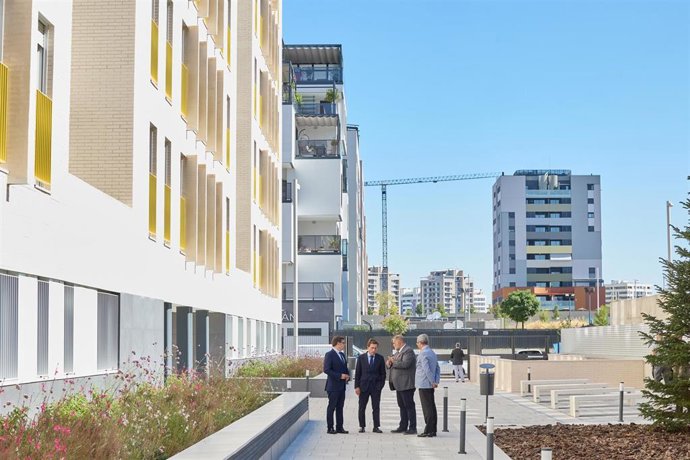 Archivo - El alcalde de Madrid, José Luis Martínez-Almeida (c), durante la entrega de las llaves de 82 viviendas destinadas a alquiler asequible en El Cañaveral.