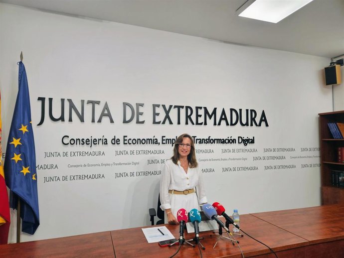 La secretaria general de Empleo, María José Nevado, informa en rueda de prensa sobre los datos del paro de agosto